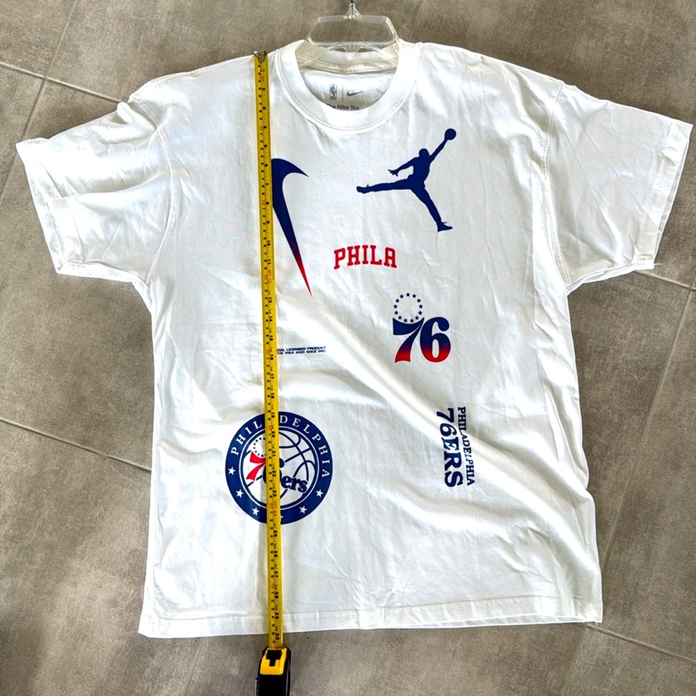 NIKE Philadelphia 76ers Courtside Statement Edition Men's T-Shirt - Loose Fit- L - Picture 9 of 10